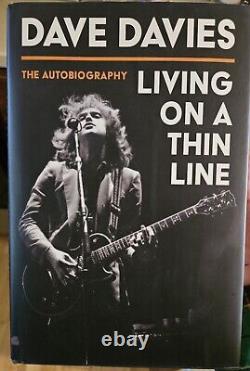 Dave Davies a dédicacé le livre relié de 2022 'Living On a Thin Line'