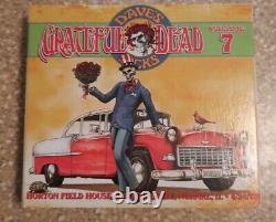 Dave sélectionne le volume 7 des Grateful Dead