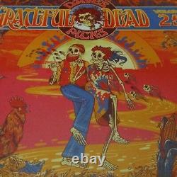 Grateful Dead Dave's Picks 25 Volume Twenty Five Binghamton NY 11/6/77 1977 3 CD can be translated to French as: 'Grateful Dead Dave's Picks 25 Volume Vingt-cinq Binghamton NY 11/6/77 1977 3 CD'