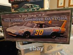 Université de Racing 1969 Dave Marcis #30 Dodge Charger Daytona 1/24 Autographié